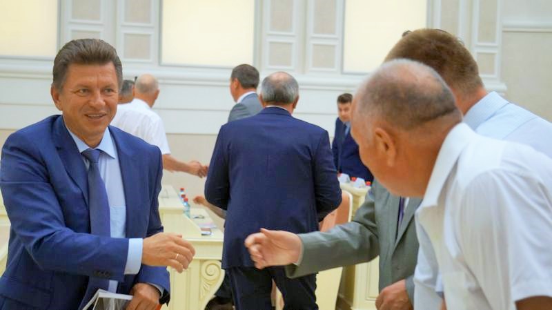 Премьер УР Виктор Савельев за спиной у главы республики. Фото: © «ДЕНЬ.org»
