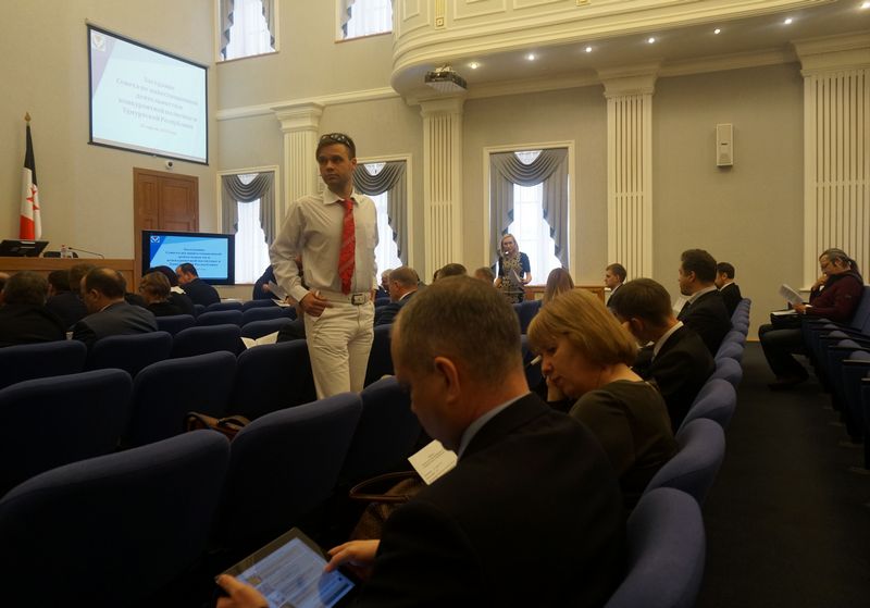 Сергей Алтынцев, независимый финансовый советник. Весь в белом. Фото ©День.org
