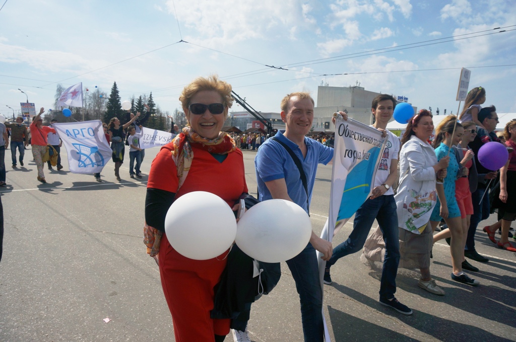 Людмила Гуляшинова громко кричала "Ура!" вместе с коллегами из Общественной палаты во время шествия. Фото ©День.org