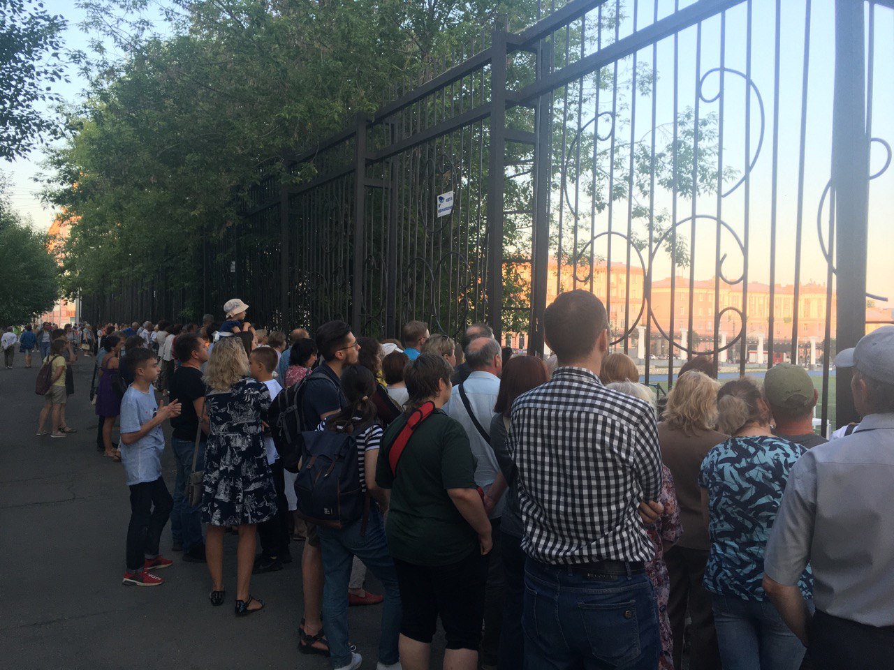 Те, кто не попал на концерт Башмета, слушали его молча из-за решетки стадиона «Динамо».