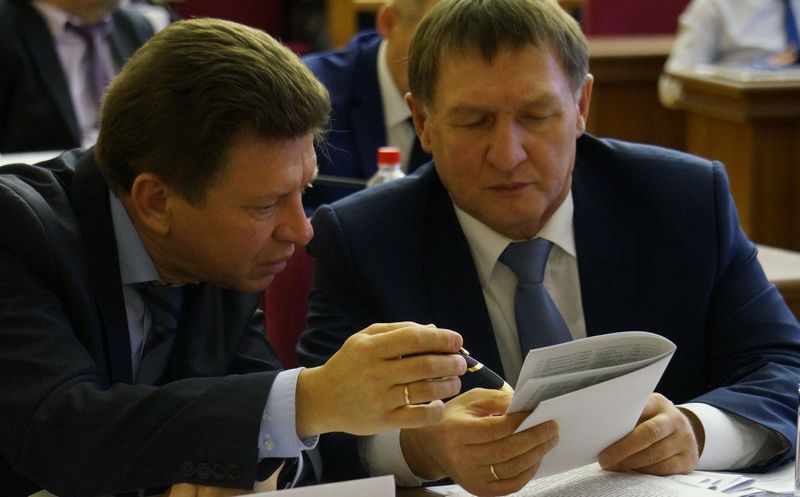 Премьер Виктор Савельев и председатель Госсовета УР Владимир Невоструев. Фото ©«ДЕНЬ.org»