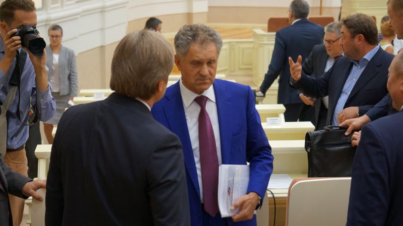 Сенатор Александр Волков по-прежнему хочет быть в центре внимания. Фото: ©«ДЕНЬ.org» 