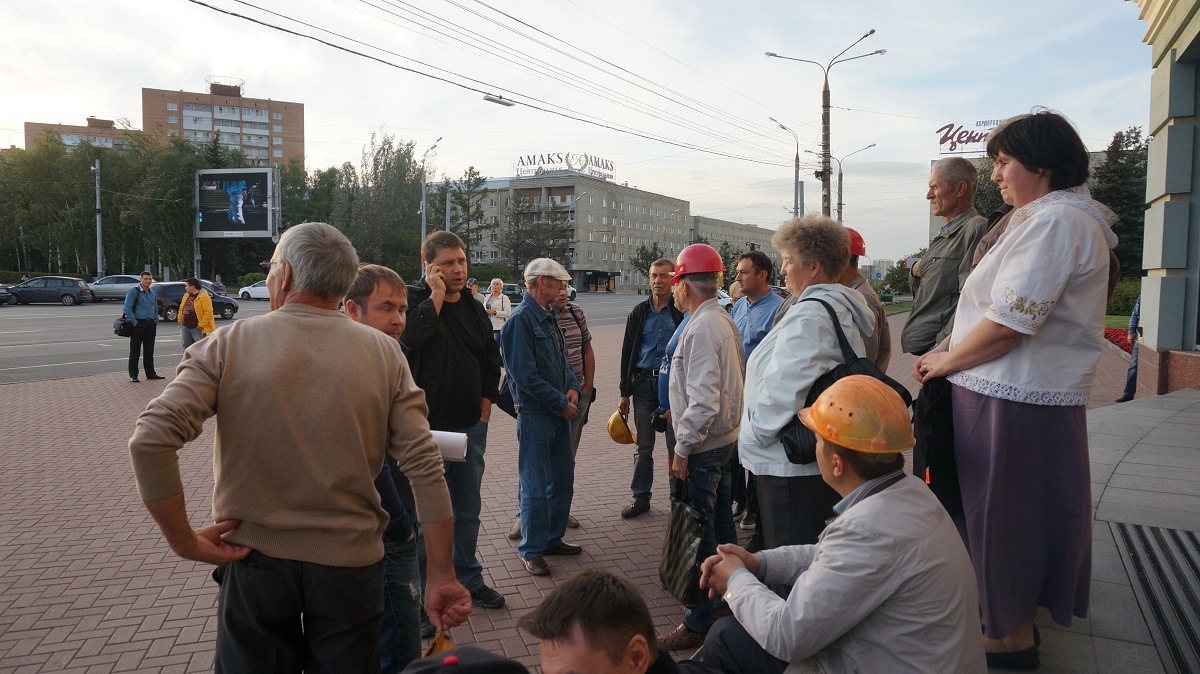 Андрей Коновал с рабочими ИНПЗ. Фото: © «ДЕНЬ.org»