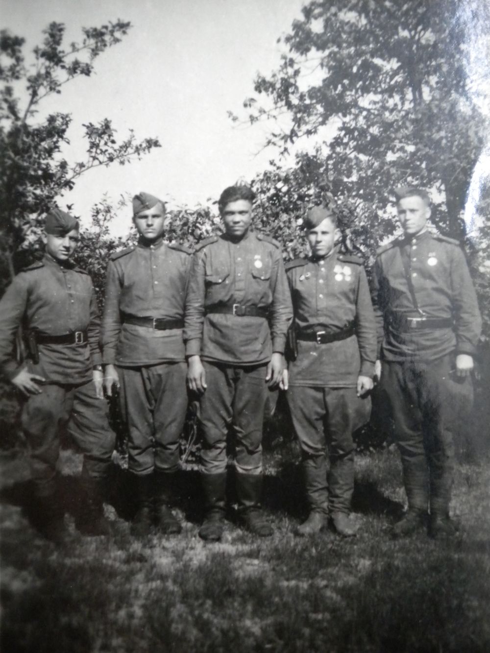 Михаил Евдокимович (второй справа) с боевыми друзьями в дни освобождения Чехословакии