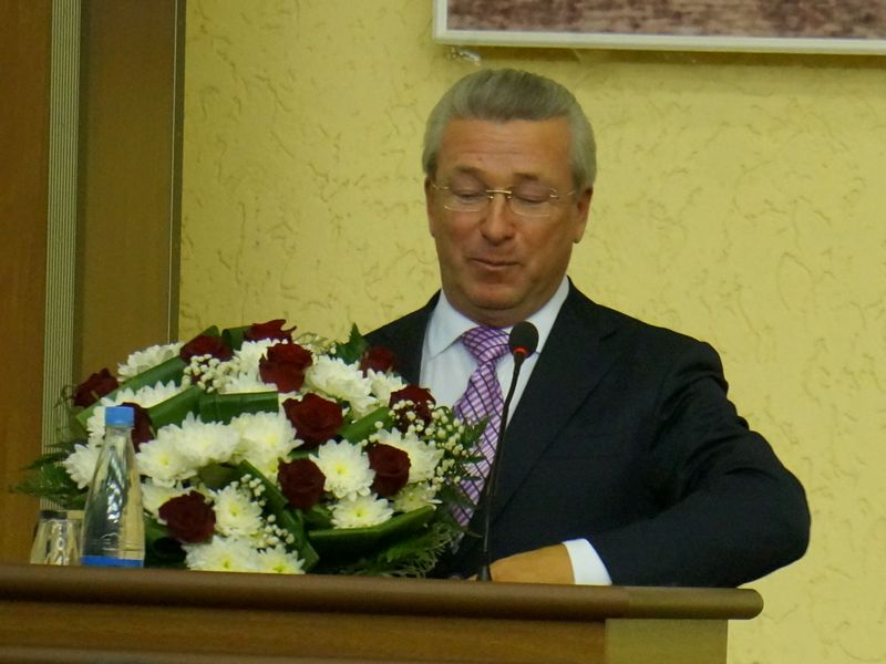 Александр Ушаков остался с одними цветами. Фото ©«ДЕНЬ.org»