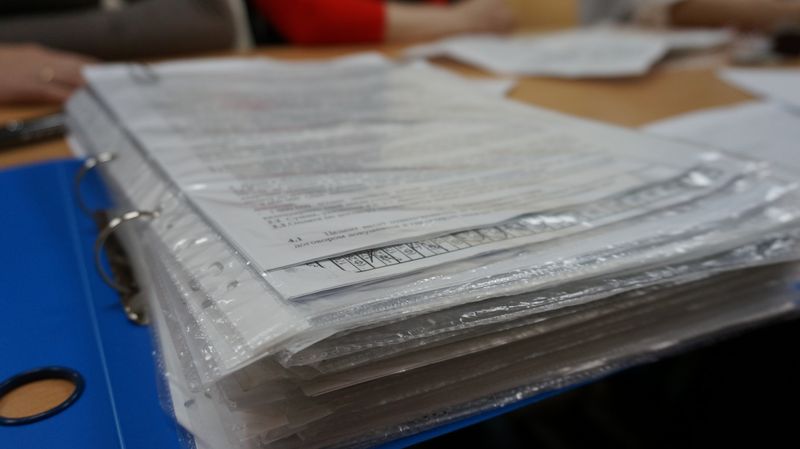 За время строительства дольщики собрали увесистую папку с документами по своему дому. Фото: ©День.org 