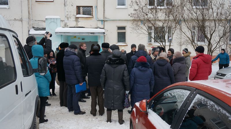 В ожидании чиновников из полпредства в январе 2016-го ижевчане готовы были разорвать главу города и руководителя УКСа на кусочки. Фото: «ДЕНЬ.org»
