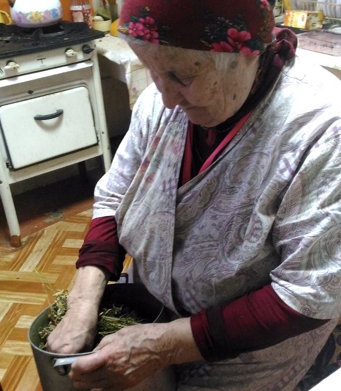 Елизавета Ивановна Камашева в 86 лет выпустила книгу «Лоскутное покрывало бабы Лизы», описывающую целебные свойства растений. Фото: © «ДЕНЬ.org»