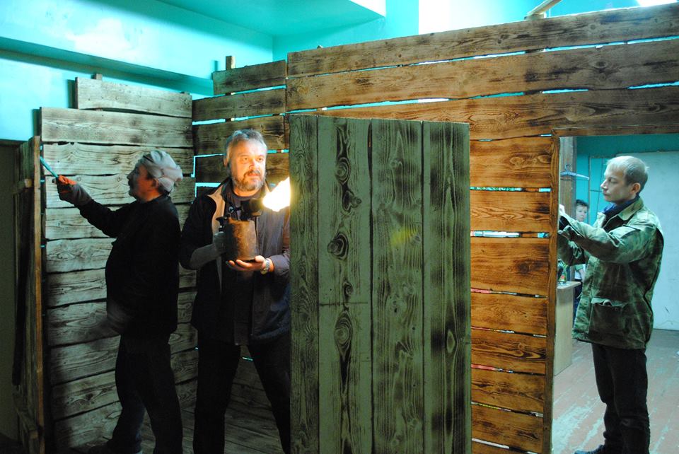 Вениамин Тронин участвует в создании декораций для фильма «Электричество (хочу умереть)». Фото из архива Вениамина Тронина