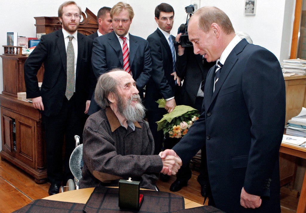 Президент России Владимир Путин на встрече с Александром Солженицыным после вручения ему Государственной премии. 12 июня 2007 года. Фото: kremlin. Ru