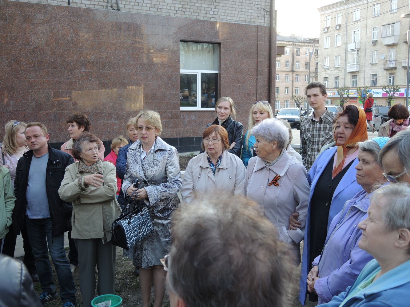 Народный сход по ситуации вокруг сквера на ул. Ленина. Слушания прошли несколько лет назад, но никто из жильцов о них не знал. Фото ©День.org