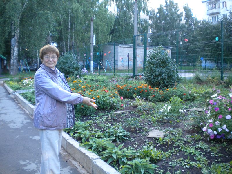 Александра Михайловна показывает цветник. Фото ©День.org