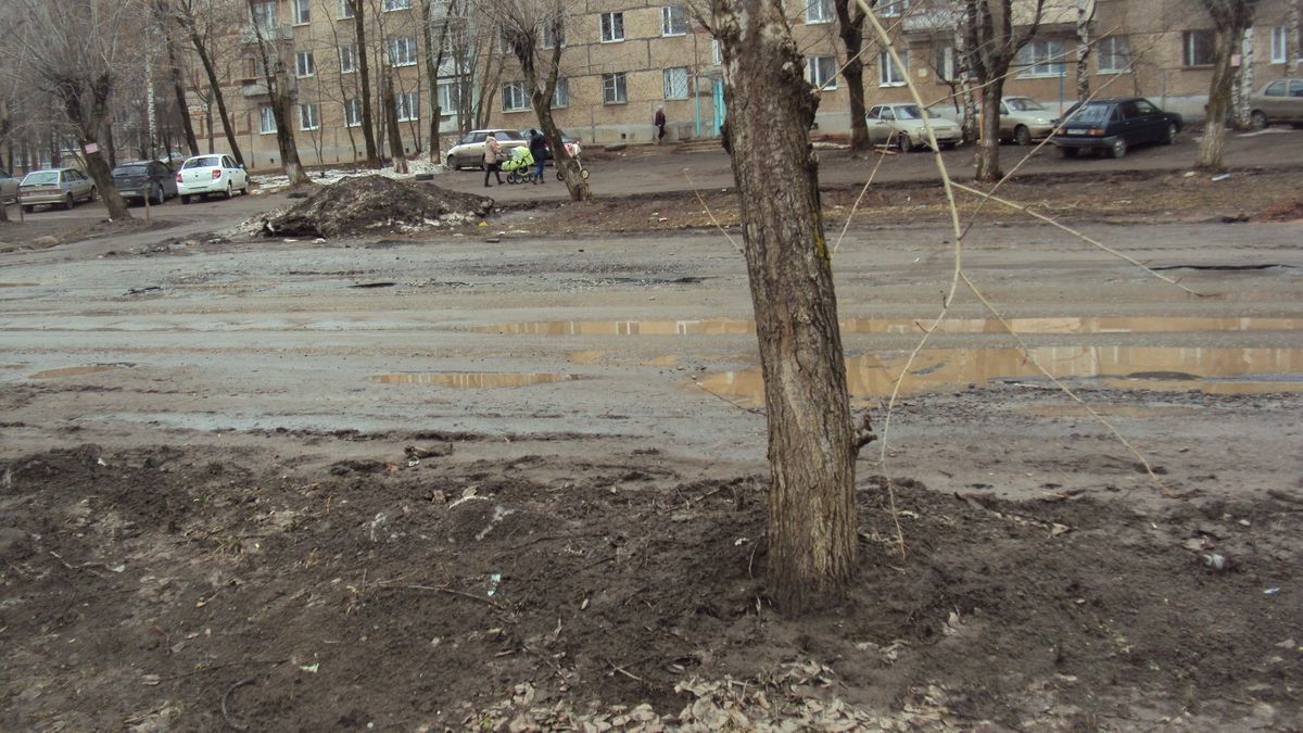 Остатки асфальта на проспекте Калашникова. Фото: © «ДЕНЬ.org»