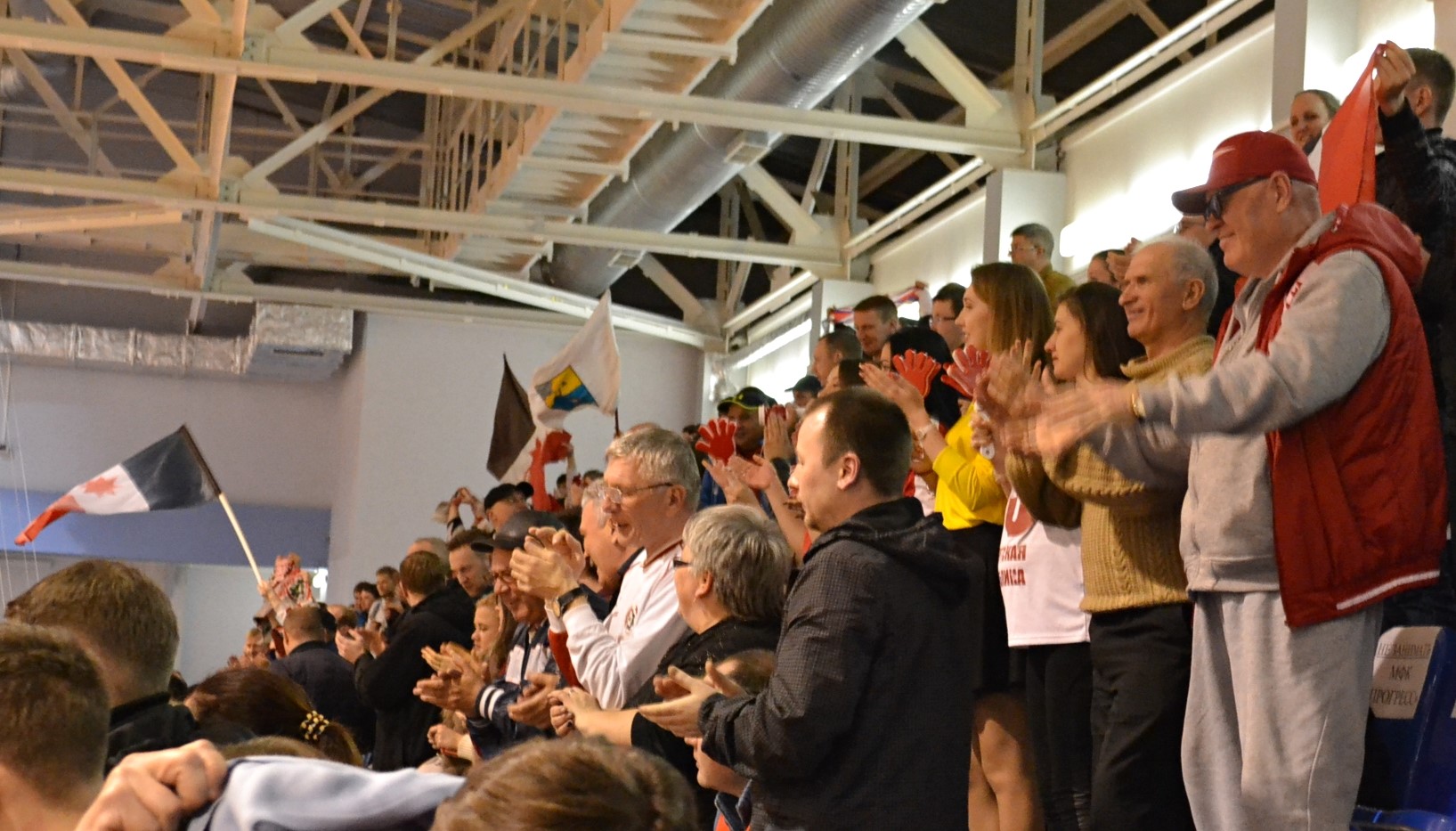Стоячие овации «прогрессистам» от болельщиков. Фото: Александр Поскребышев