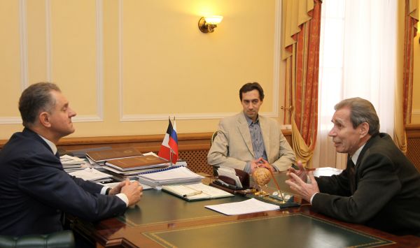 Встреча Александра Волкова с Анатолием Мамонтовым и его сыном Константином в апреле 2012 года. Фото: udmurt.ru