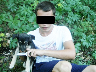 Догхантер из Питера с щенком, которого он впоследствии убил и выложил в Сеть фотографии. Фото: vesti.ru