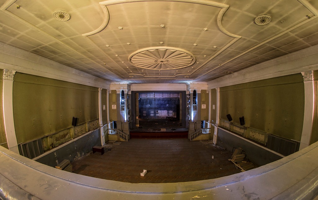 Полуразрушенный зал театра имени Короленко. Фото: oesolod.livejournal.com