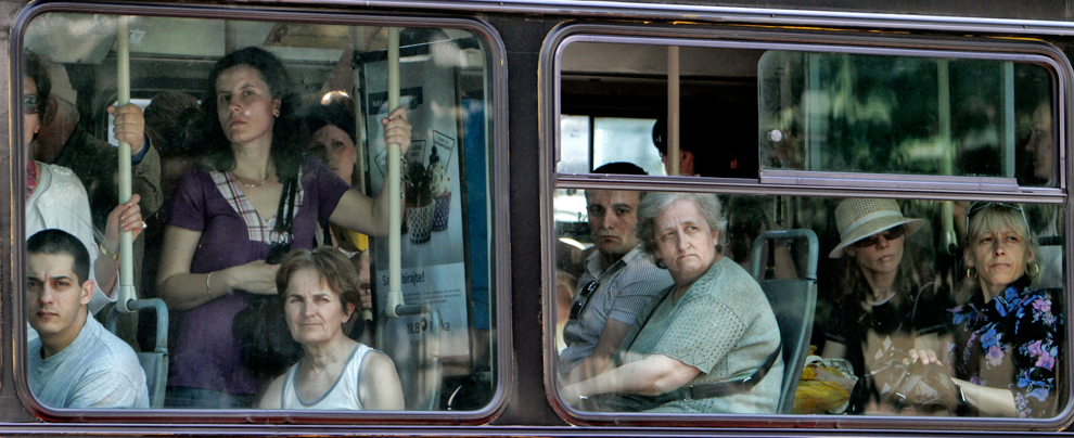 В окне автобуса поплыл. Люди в автобусе. Пассажиры троллейбуса. Пассажиры в автобусе. Автобус.