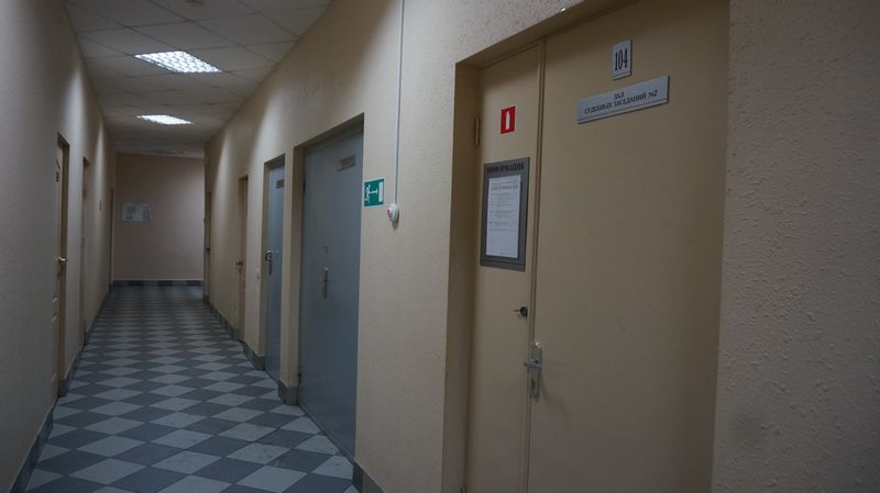 В коридоре Индустриального районного суда г. Ижевска. Фото: «ДЕНЬ.org»