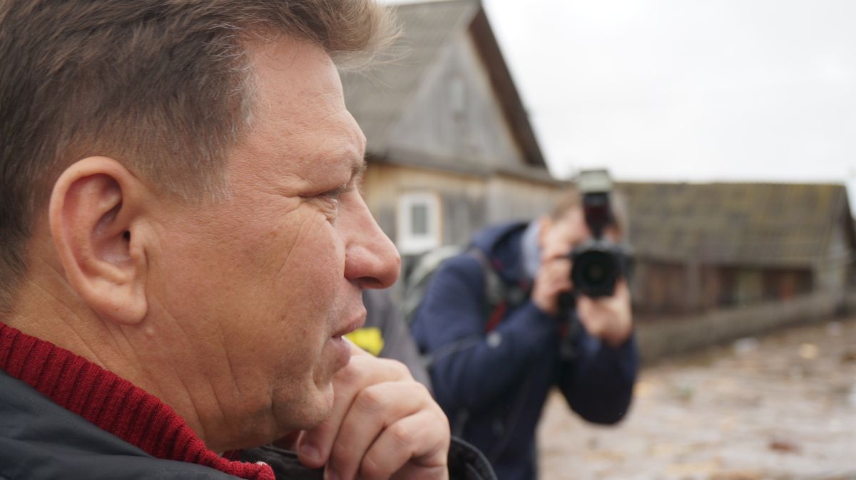 Премьер УР Виктор Савельев смотрит на потоп в Балезино, но думает уже, наверное, о рыбалке под Астраханью. Фото: © «ДЕНЬ.org»