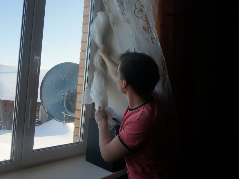 Утепляли окна тканью в доме для сирот. Фото: © «ДЕНЬ.org»
