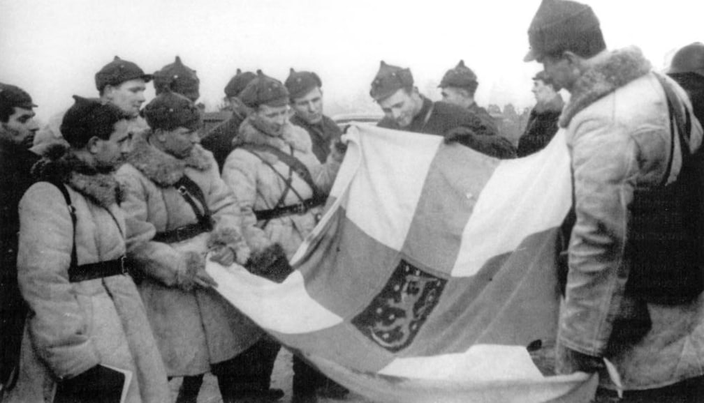 Фото: Красноармейцы с захваченным флагом Финляндии.