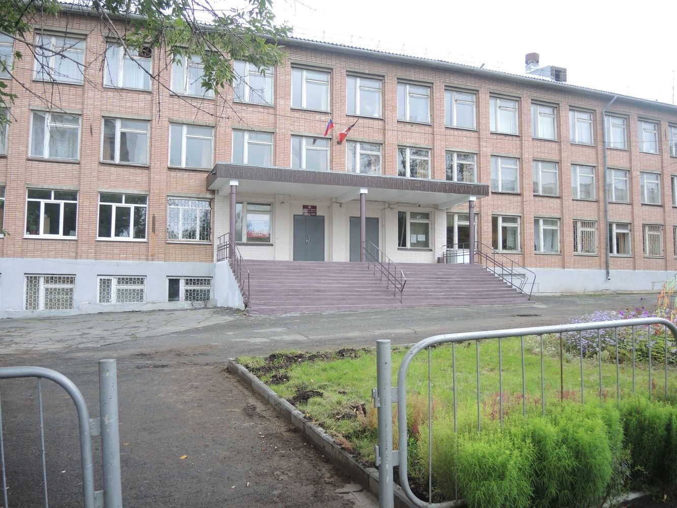 Школа № 68 на улице Пушкинской. Фото ©День.org