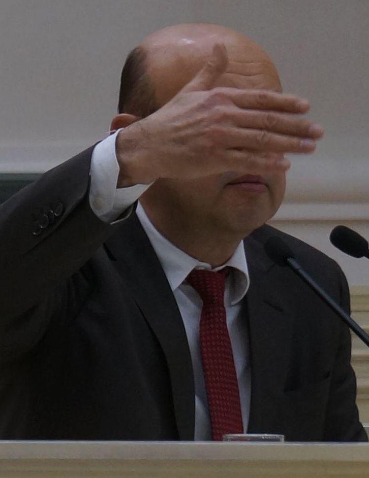 Самый яростный парламентский критик депутат Юрий Бычков, похоже, даже не задумывается, кому за это обязан. Фото ©«ДЕНЬ.org» 