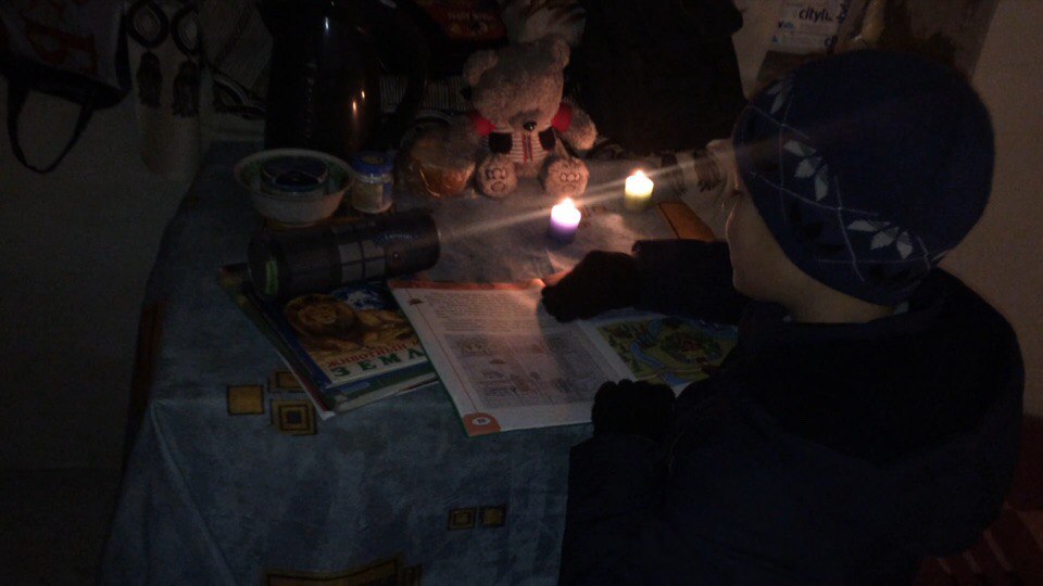Дети научились делать домашнее задание при свечах.Фото: vk.com (Родниковый край) 