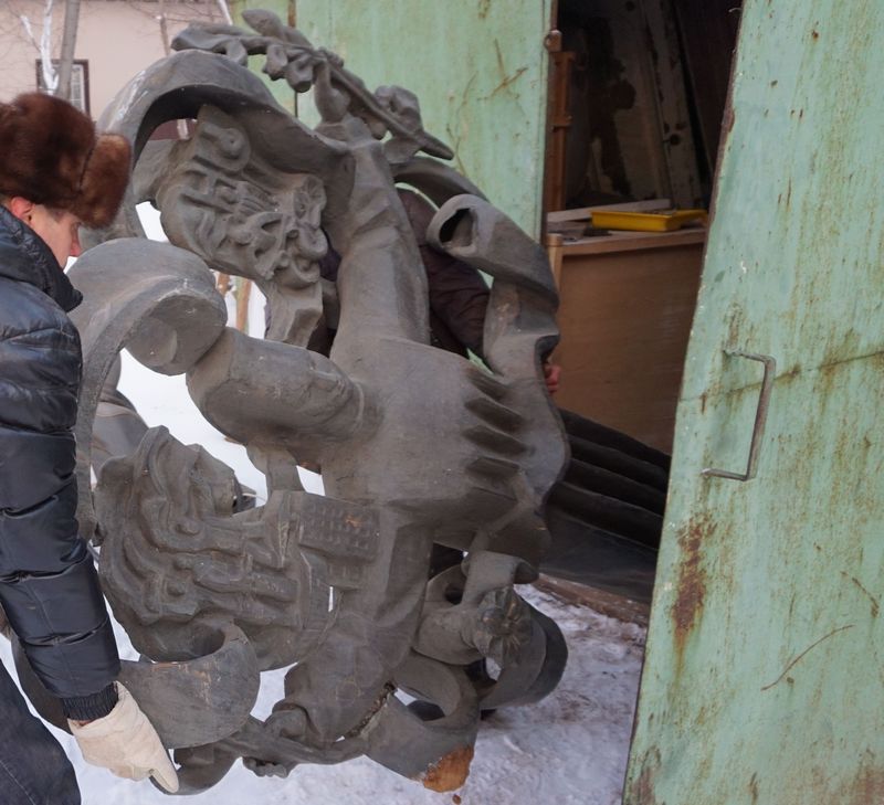 Потускневшая от времени скульптура "Удмуртия индустриальная" с 2004 года "экспанируется" в гараже на хоздворе музея ИЗО. Фото: архив газеты "День" 