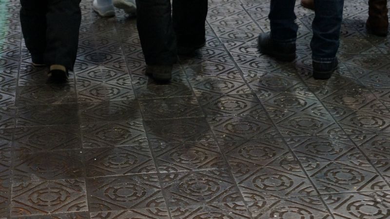 Металлическая плитка на полу цеха штамповки немногое, что осталось от старого производства. Фото ©"ДЕНЬ.org" 