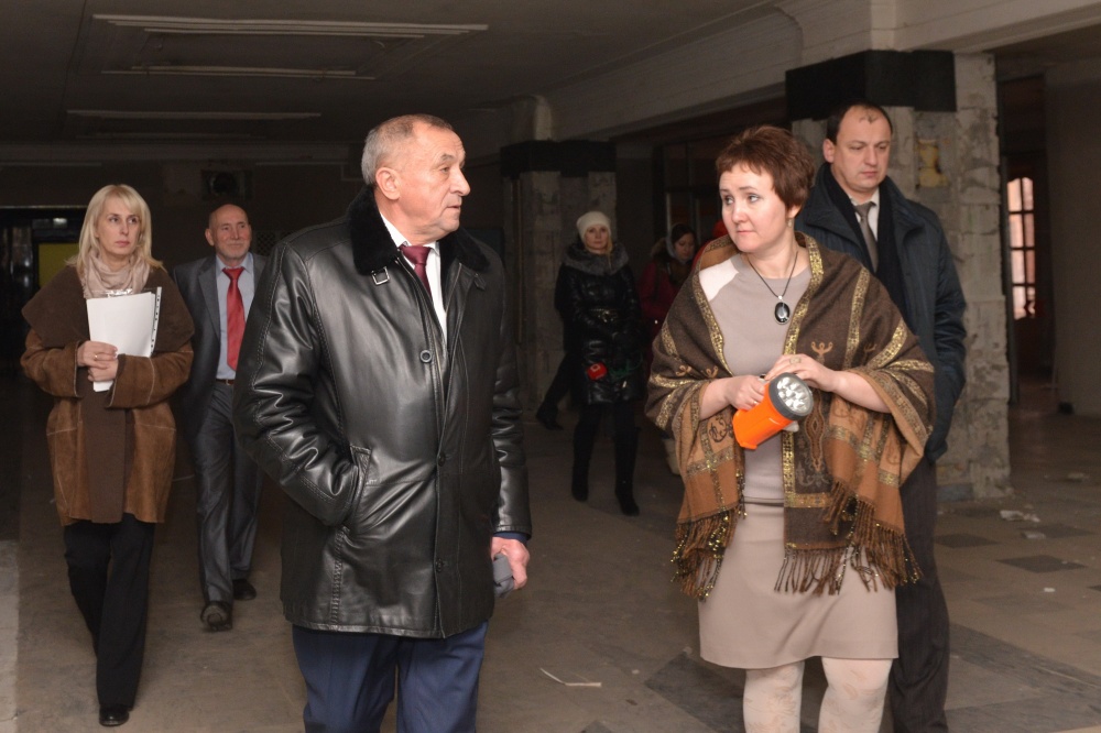 19 ноября 2014 года Александр Соловьев и Ольга Шибанова осматривают полуразрушенные помещения театра имени Короленко. Фото: udmurt.ru