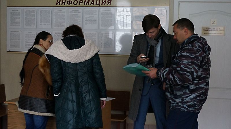Яна Кузнецова, её адвокаты и инспектор ФСИН в ожидании суда. Фото ©«ДЕНЬ.org»