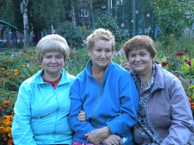 Благодаря этим женщинам двор преображается (Людмила Полыгалова, Вера Смирнова, Александра Овчинникова). Фото ©День.org