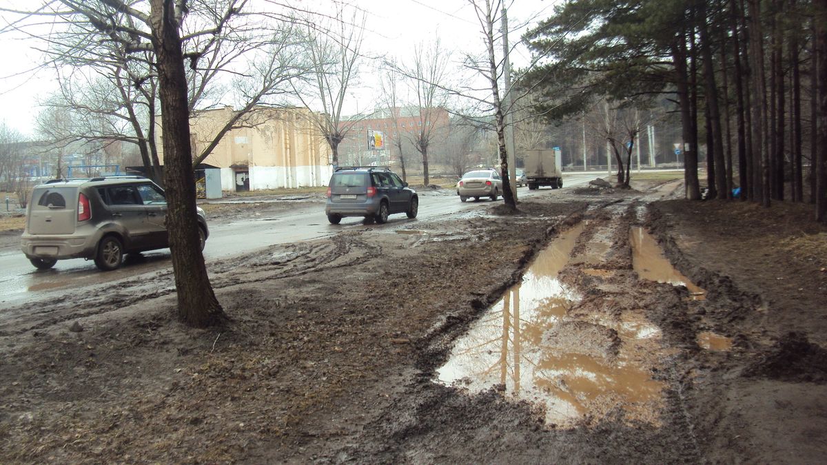 Даже тротуар вдоль проспекта - сплошная грязь. Фото: © «ДЕНЬ.org»