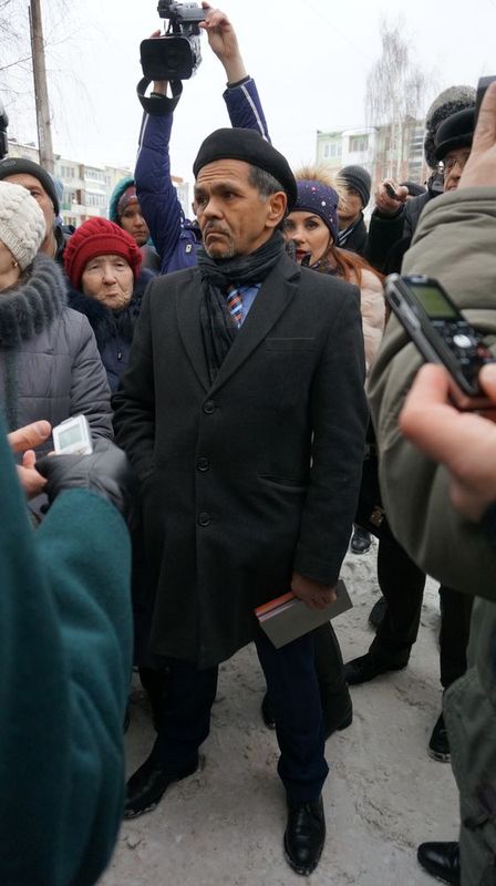  Руководитель пресс-службы ПАО «ТПлюс» собой прикрывал Ярослава Балобанова. Фото ©«ДЕНЬ.org»