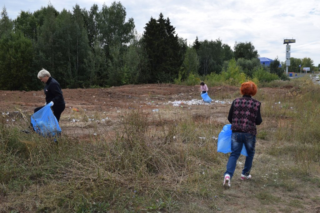 Активисты общественного движения, жители Союзной собирают мусор, дважды разбросанный кем-то на территории, где планировалась стройка. Фото: vk.com (Ярушкиснкий дендропарк)