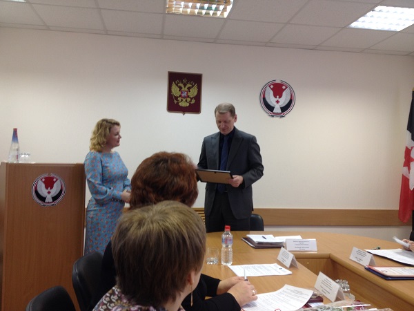 Владимир Разумков получает награду за «школьное молоко». Фото:© «ДЕНЬ.org» 