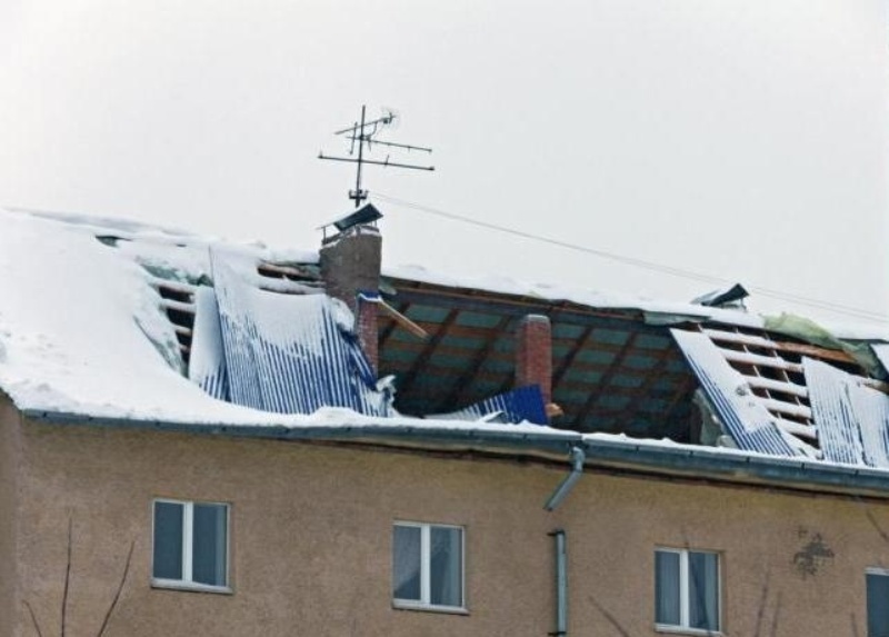 С крыш падает вода. Крыши многоквартирных домов. Провалилась крыша. Крыши поврежденные в МКД. Обрушилась кровля.