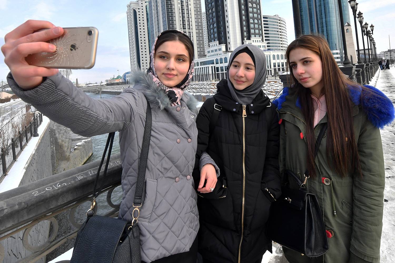 Эти туристки приехали в Грозный посмотреть на небоскребы, или им любопытно увидеть столицу региона с наивысшим уровнем социального пессимизма? Фото: kpcdn.net
