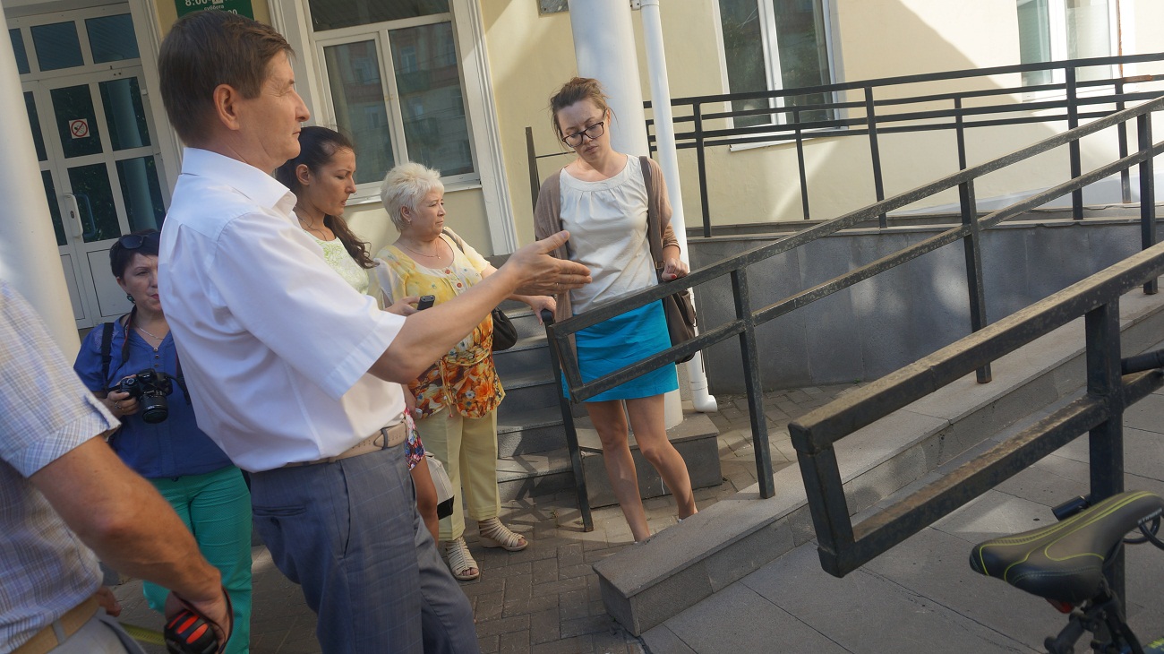 ОНФ проверяет доступную среду у входов в больницы Ижевска. Фото: ©«ДЕНЬ.org»