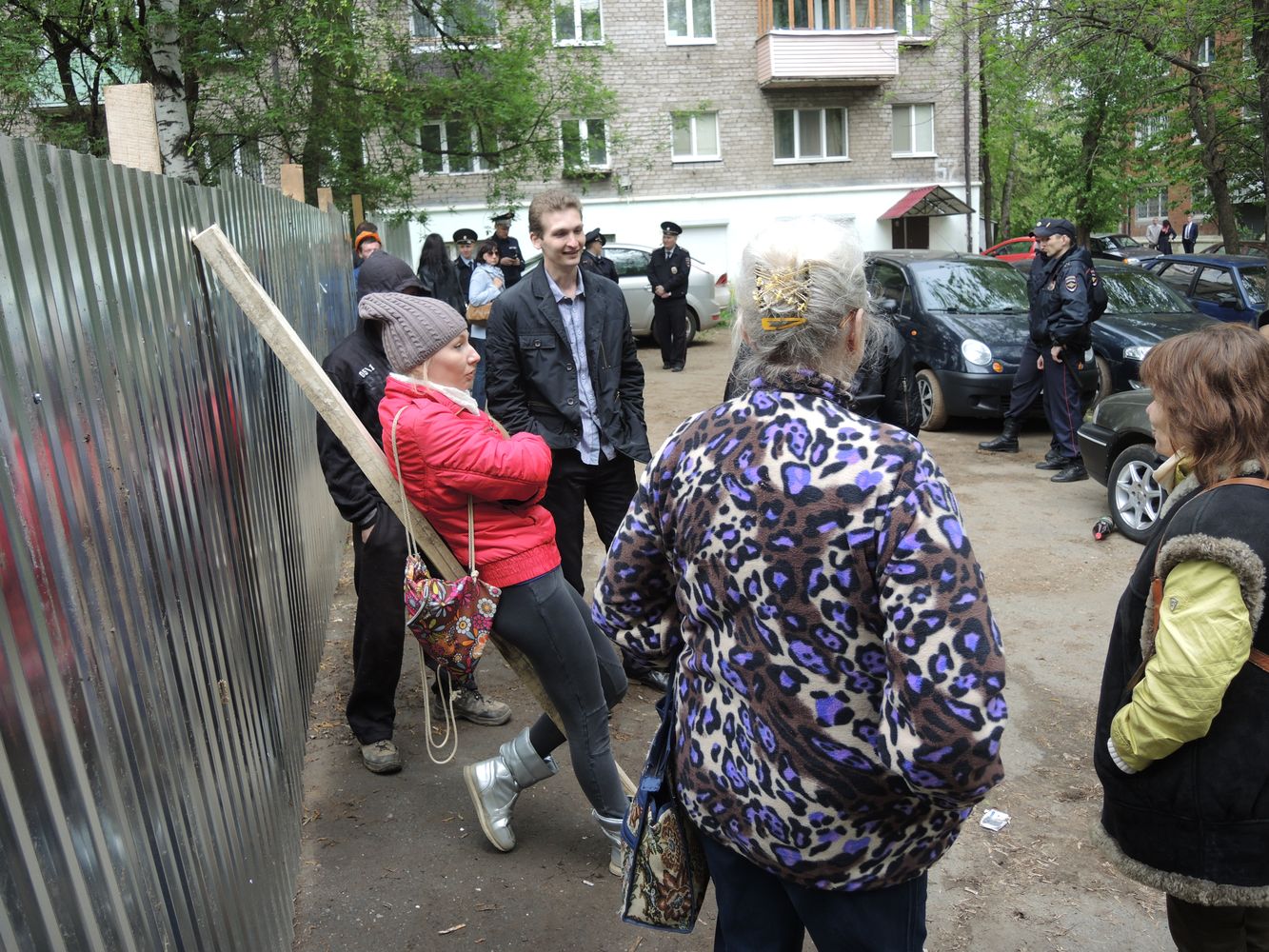 Активисты не давали рабочим чинить забор. Фото ©День.org