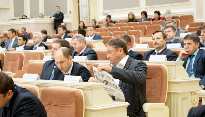 Депутат Госсовета УР Андрей Осколков (на фото с газетой "Удмуртская правда") призвал коллег-депутатов пропустить в политику новые лица.