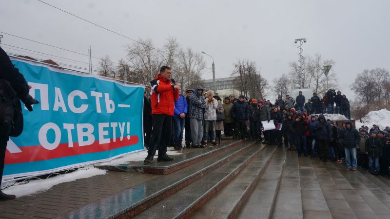 Тимофей Клабуков выступает на митинге против коррупции. Фото автора.