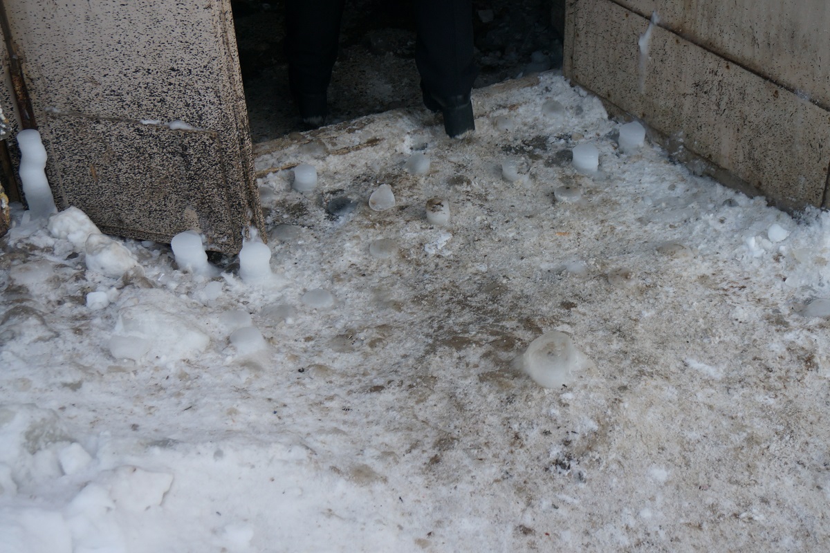 Ледяные сталагмиты на входе в подъезд. Фото: ©«ДЕНЬ.org»
