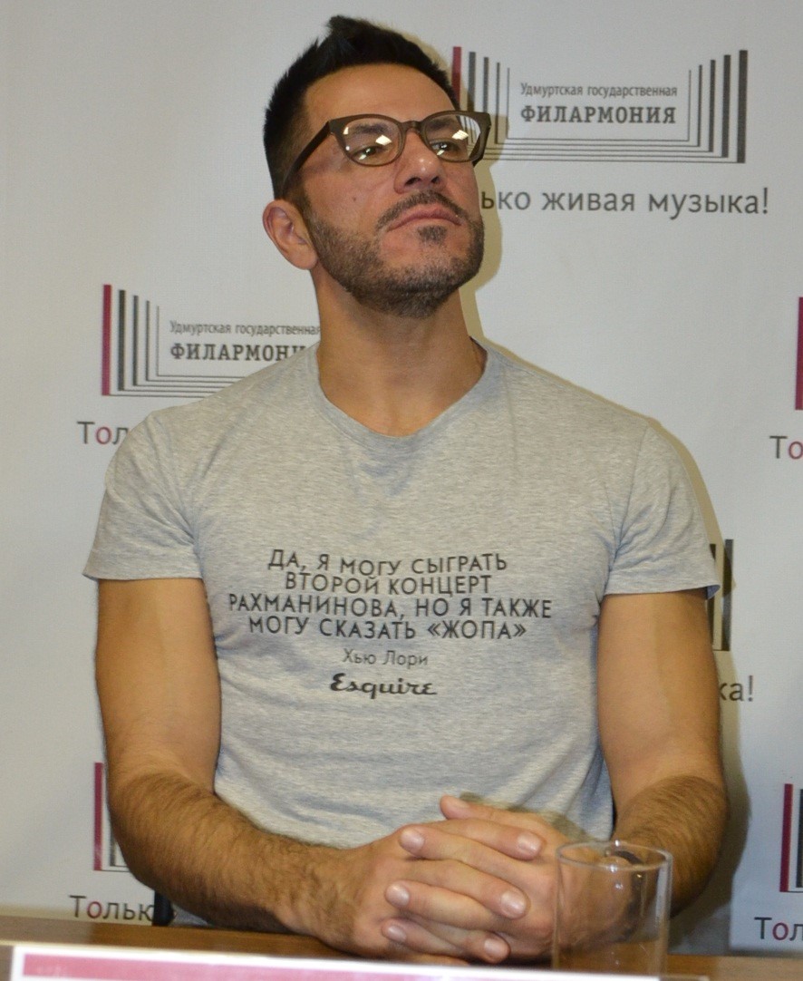 Антон Баронин приехал в Ижевск с текстом на футболке, подаренной другом. Фото: Александр Поскребышев 