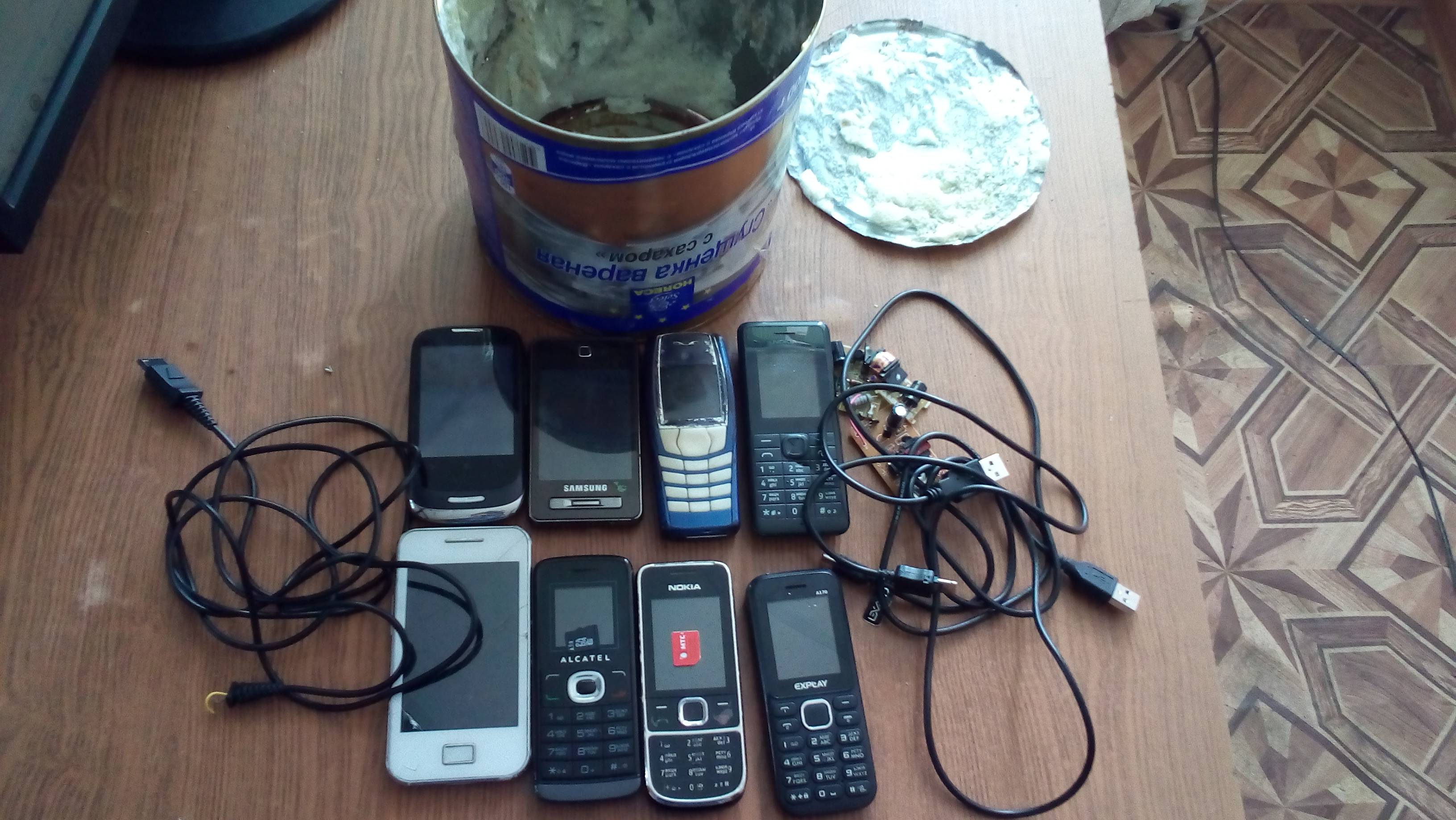 В одной из колоний в Удмуртии в банке со сгущенкой нашли восемь телефонов и устройства к ним. Фото: пресс-служба УФСИН РФ по УР