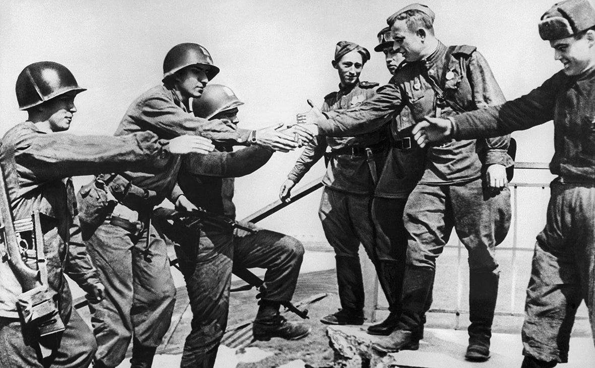 Историческое фото встречи на Эльбе советских солдат 1-го Украинского фронта с военнослужащими 1-й армии США. 25 апреля 1945 года.