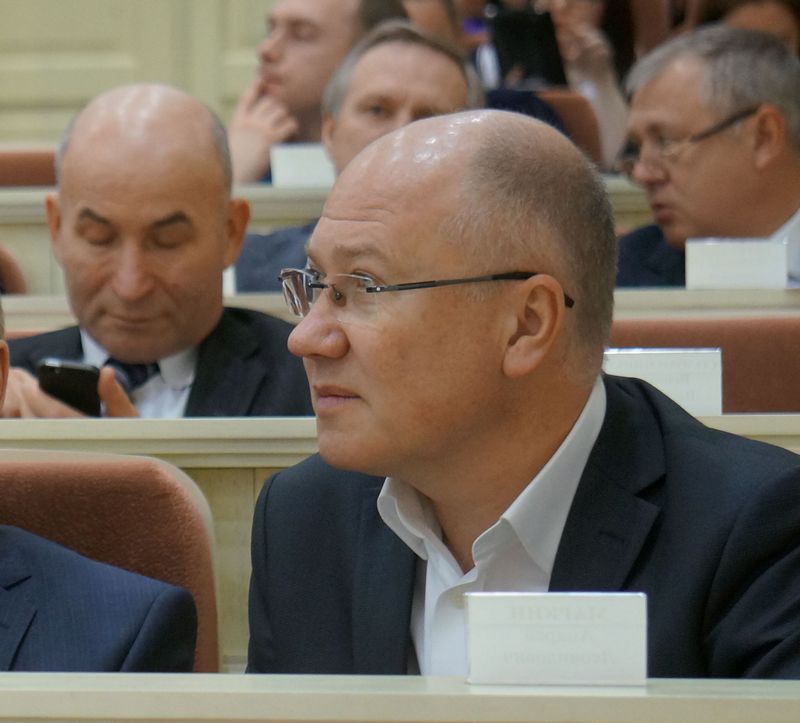 До окончания полномочий ещё далеко, но депутат Госдумы Андрей Маркин предпочитает присесть поближе к «силовикам». Фото ©«ДЕНЬ.org»