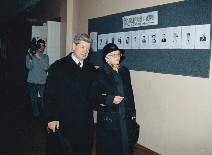Последние всенародные выборы мэра Ижевска и последний избранный мэр Виктор Балакин, 21 октября 2001 года. Фото из архива ©газета "День" 